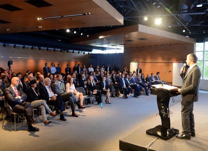 Letizia con Google Glass: visita de los Príncipes a la sede de la compañía (FOTOS)