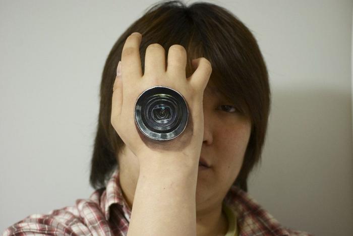 Hikaru Cho, el artista japonés que crea ilusiones ópticas con sus pinturas