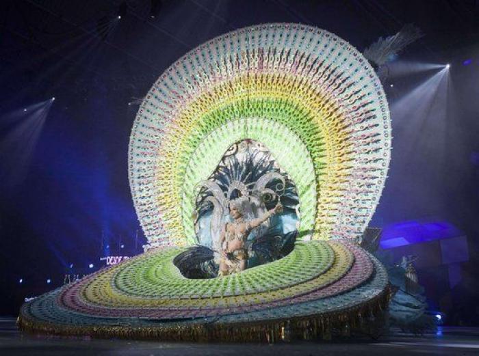 Cecilia Navarro, coronada reina del Carnaval de Santa Cruz de Tenerife 2016