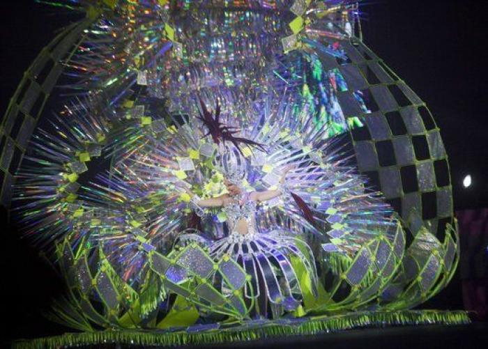 Cecilia Navarro, coronada reina del Carnaval de Santa Cruz de Tenerife 2016