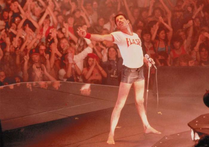 Brian May, guitarrista de 'Queen', hospitalizado tras destrozarse los glúteos haciendo jardinería
