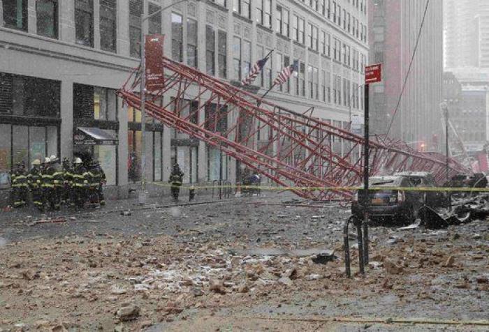 Un muerto y tres heridos por la caída de una grúa en Nueva York