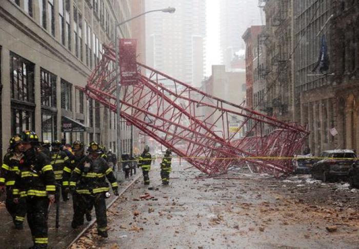 Un muerto y tres heridos por la caída de una grúa en Nueva York