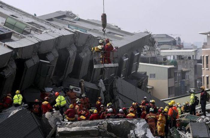 Un devastador terremoto sume en el caos a la ciudad de Tainan, en Taiwan