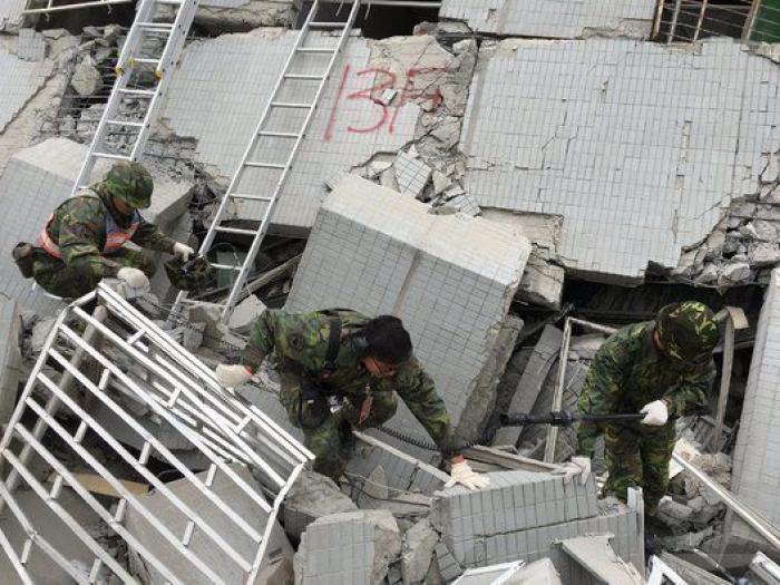 Un devastador terremoto sume en el caos a la ciudad de Tainan, en Taiwan