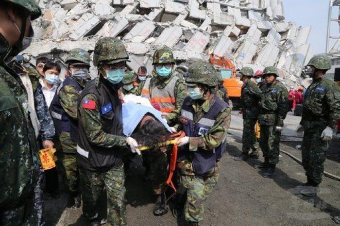 Un devastador terremoto sume en el caos a la ciudad de Tainan, en Taiwan