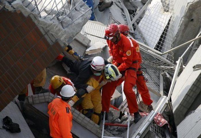 Un devastador terremoto sume en el caos a la ciudad de Tainan, en Taiwan