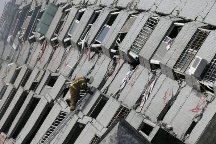 Un devastador terremoto sume en el caos a la ciudad de Tainan, en Taiwan