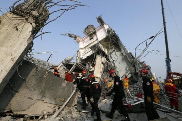 Un devastador terremoto sume en el caos a la ciudad de Tainan, en Taiwan