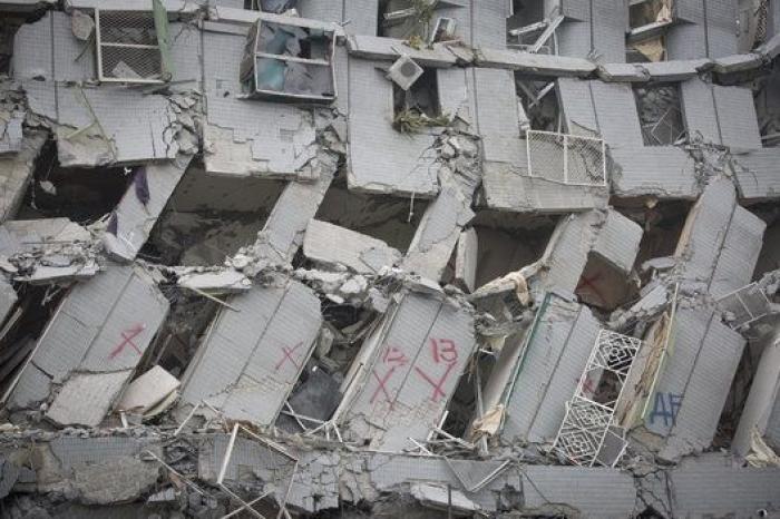 Un devastador terremoto sume en el caos a la ciudad de Tainan, en Taiwan