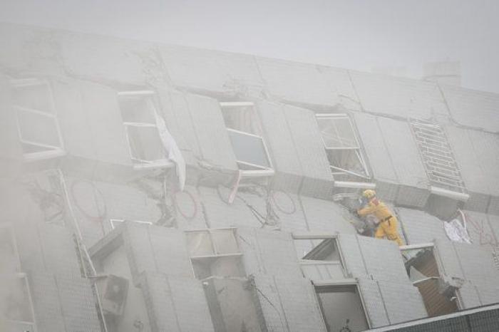 Un devastador terremoto sume en el caos a la ciudad de Tainan, en Taiwan