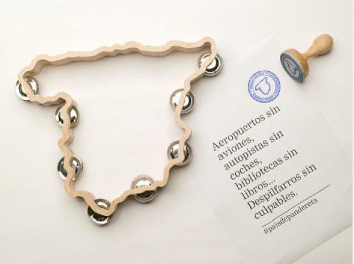 La pandereta con forma de España, un éxito de 'crowdfunding' (FOTOS)