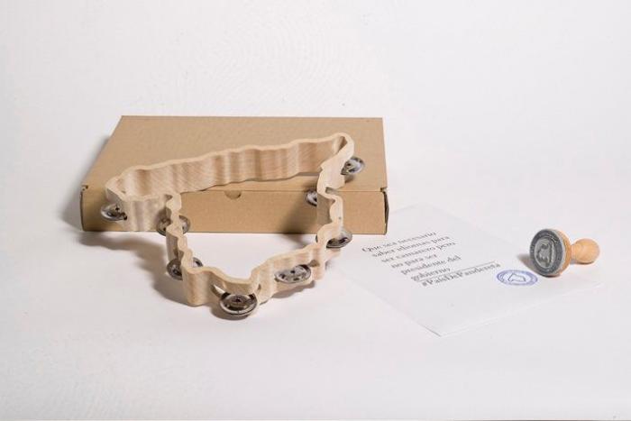 La pandereta con forma de España, un éxito de 'crowdfunding' (FOTOS)