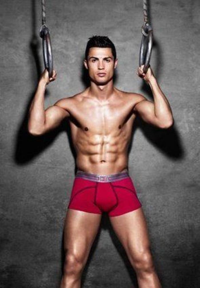 Cristiano Ronaldo comparte la primera foto con sus hijos pequeños