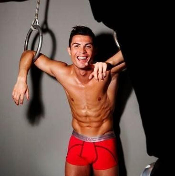 Cristiano Ronaldo comparte la primera foto con sus hijos pequeños