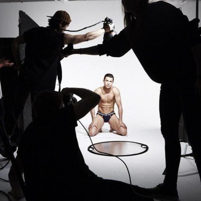 Cristiano Ronaldo comparte la primera foto con sus hijos pequeños