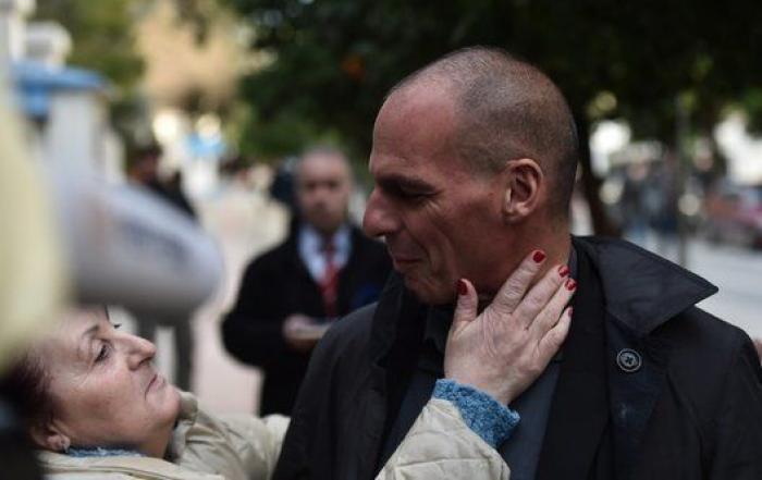 La Bolsa de Atenas reabre con una caída del 23% tras más de un mes cerrada