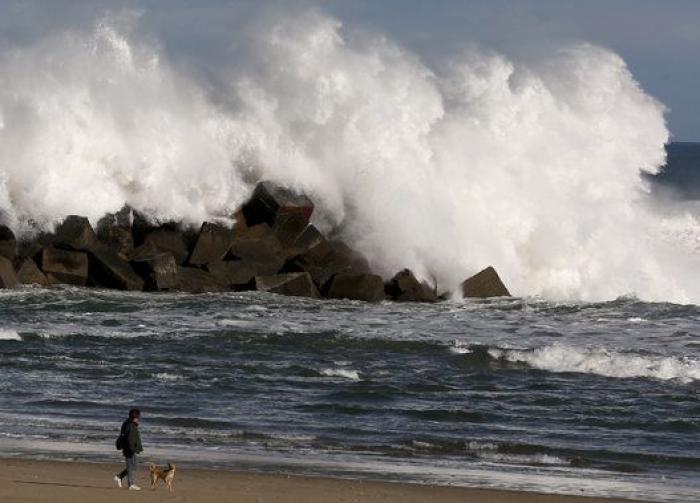 25 fotos impresionantes del temporal de olas en el norte