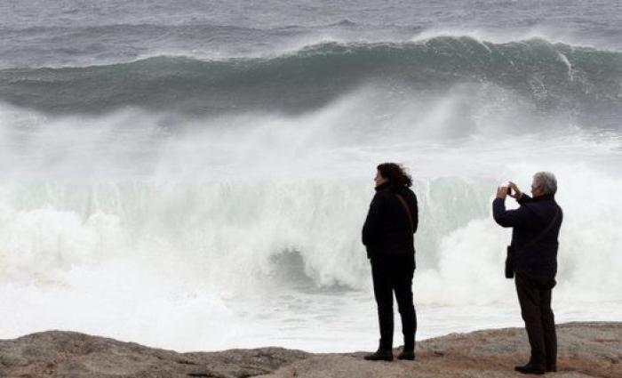 25 fotos impresionantes del temporal de olas en el norte