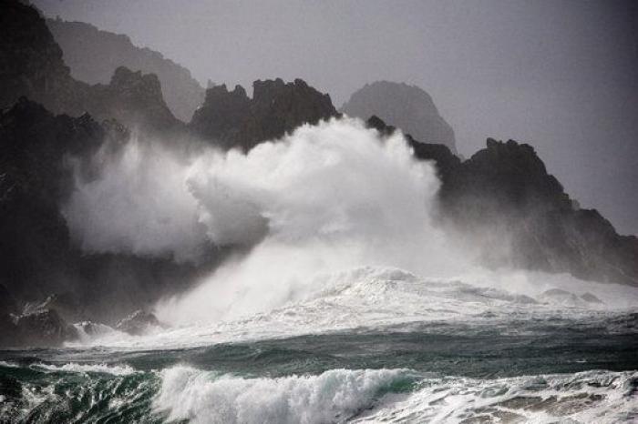 25 fotos impresionantes del temporal de olas en el norte