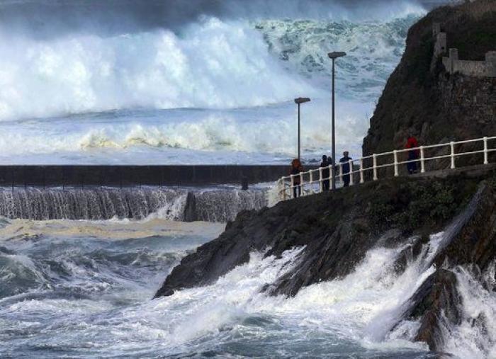 25 fotos impresionantes del temporal de olas en el norte