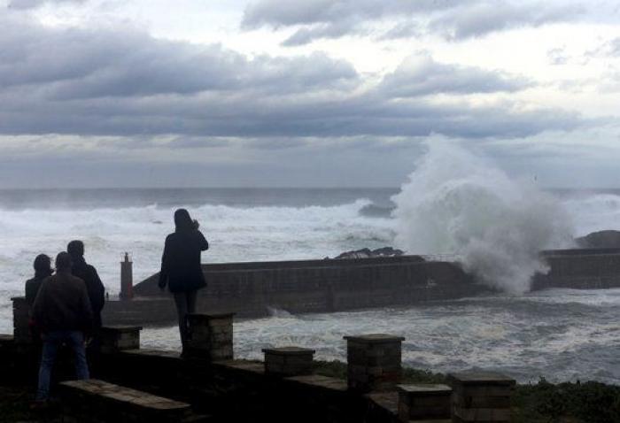 25 fotos impresionantes del temporal de olas en el norte