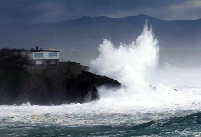 25 fotos impresionantes del temporal de olas en el norte