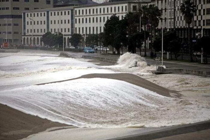 25 fotos impresionantes del temporal de olas en el norte