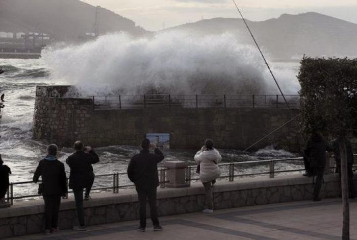 25 fotos impresionantes del temporal de olas en el norte