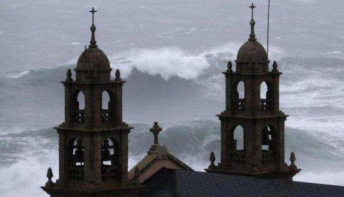 25 fotos impresionantes del temporal de olas en el norte