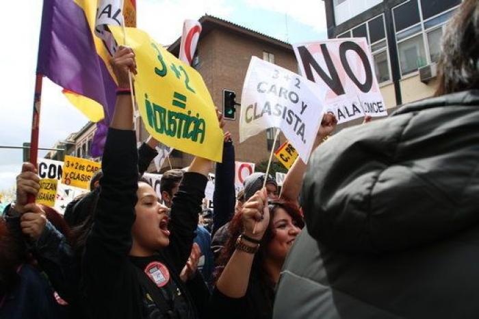 El Gobierno suaviza las exigencias para las becas y aumenta su cuantía en 100 euros