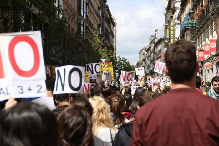 El Gobierno suaviza las exigencias para las becas y aumenta su cuantía en 100 euros