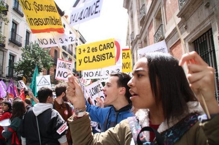 El Gobierno suaviza las exigencias para las becas y aumenta su cuantía en 100 euros