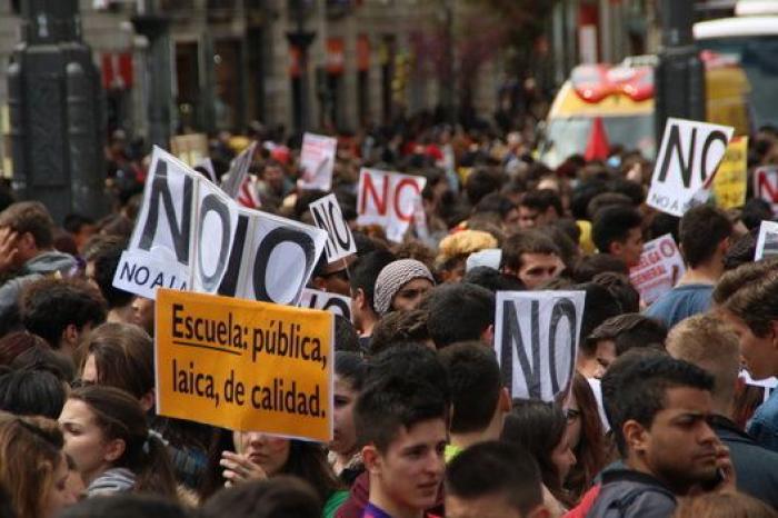 El Gobierno suaviza las exigencias para las becas y aumenta su cuantía en 100 euros