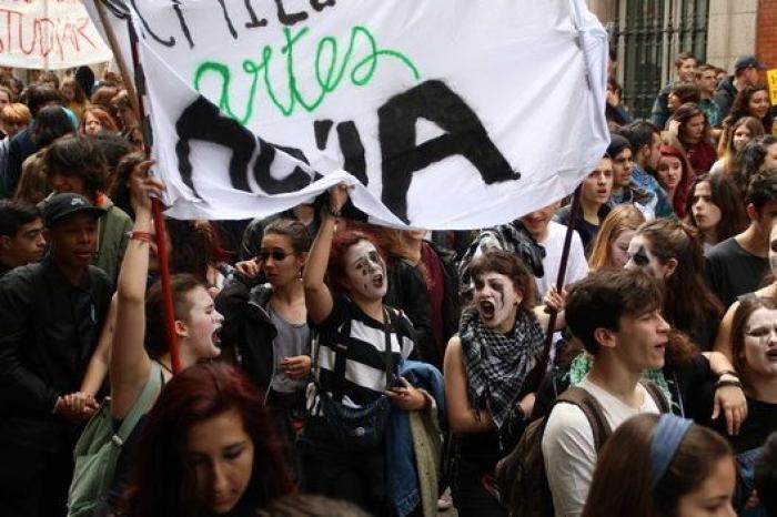 El Gobierno suaviza las exigencias para las becas y aumenta su cuantía en 100 euros