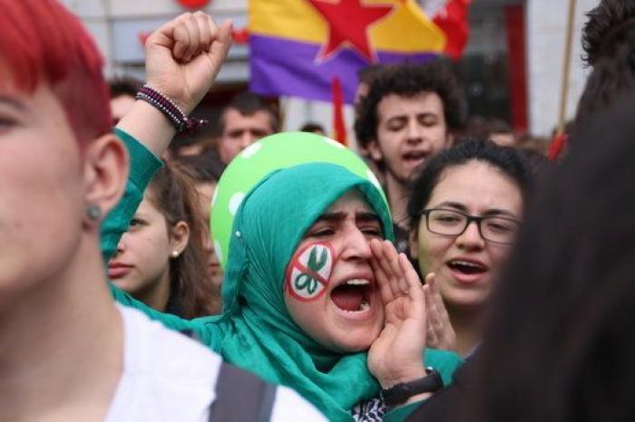 El Gobierno suaviza las exigencias para las becas y aumenta su cuantía en 100 euros