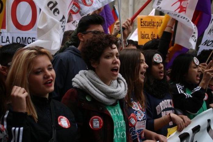 El Gobierno suaviza las exigencias para las becas y aumenta su cuantía en 100 euros