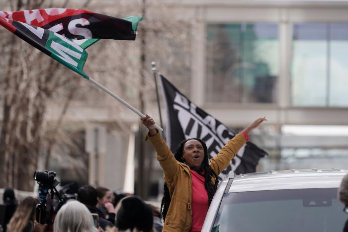 La Fiscalía pide 30 años de cárcel para Derek Chauvin por el asesinato de George Floyd