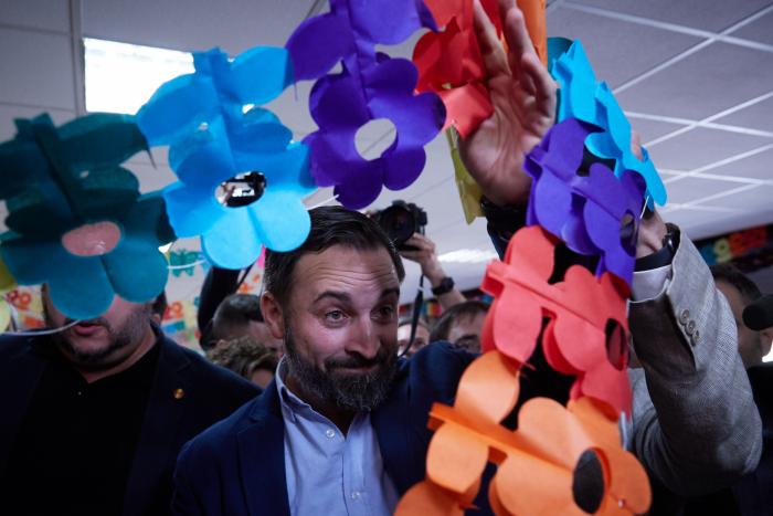'The Guardian' informa del pacto en Castilla y León y retrata a Vox en un párrafo demoledor