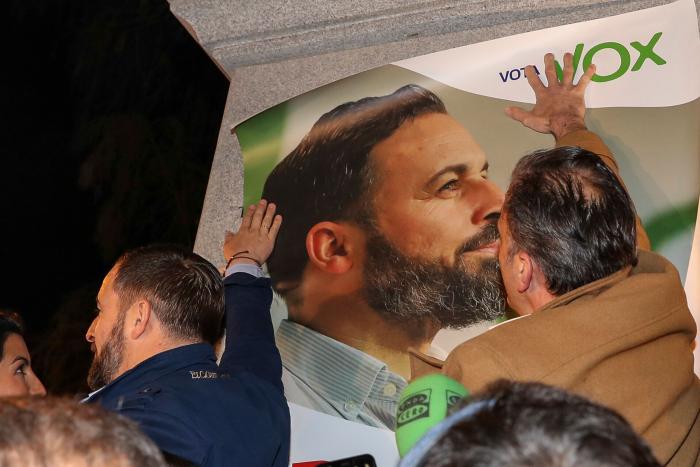'The Guardian' informa del pacto en Castilla y León y retrata a Vox en un párrafo demoledor