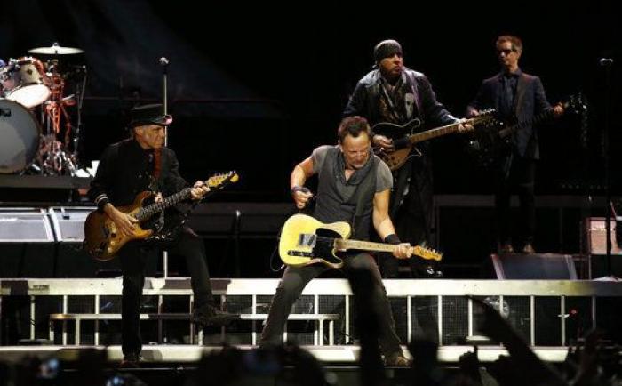 El Camp Nou tiembla hasta sus cimientos con el torrente de rock de Springsteen