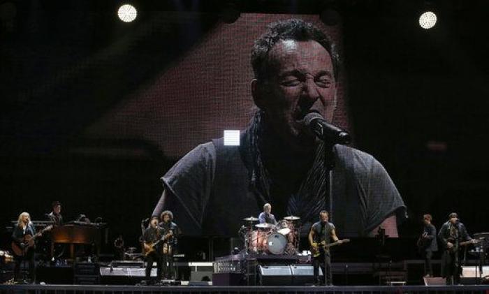 El Camp Nou tiembla hasta sus cimientos con el torrente de rock de Springsteen