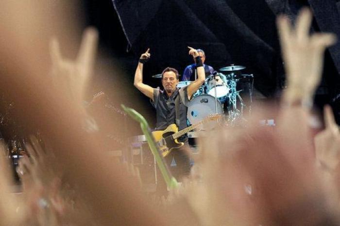 El Camp Nou tiembla hasta sus cimientos con el torrente de rock de Springsteen