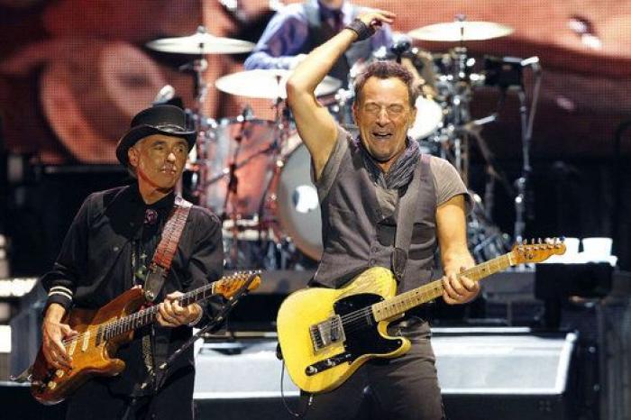 El Camp Nou tiembla hasta sus cimientos con el torrente de rock de Springsteen