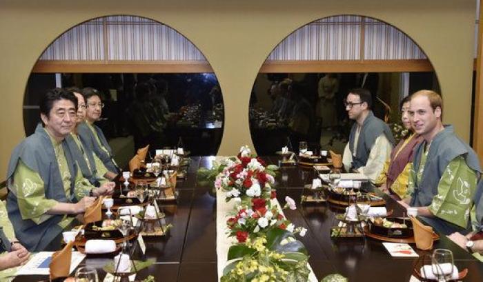 El comentadísimo gesto del príncipe Guillermo: fíjate en las manos