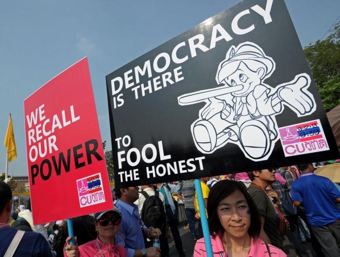 El primer ministro tailandés rocía gel hidroalcohólico a los periodistas