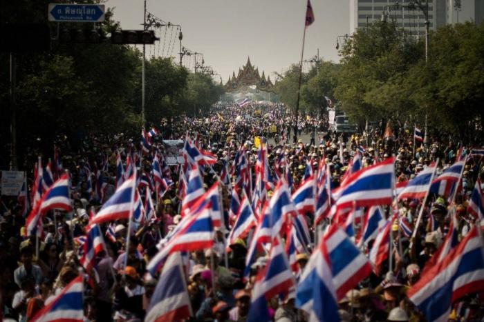 El primer ministro tailandés rocía gel hidroalcohólico a los periodistas