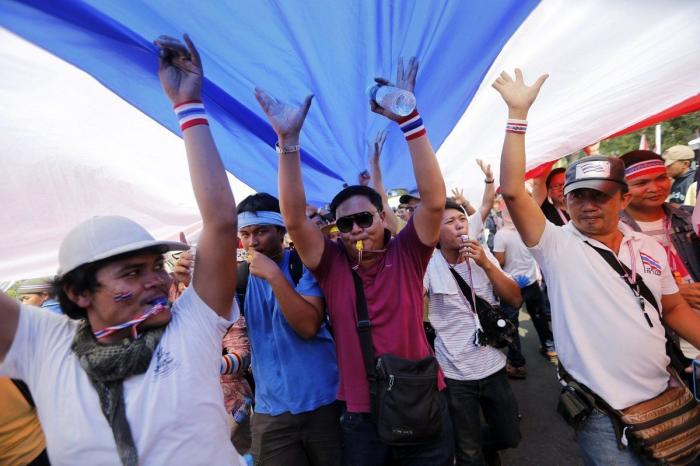 El primer ministro tailandés rocía gel hidroalcohólico a los periodistas