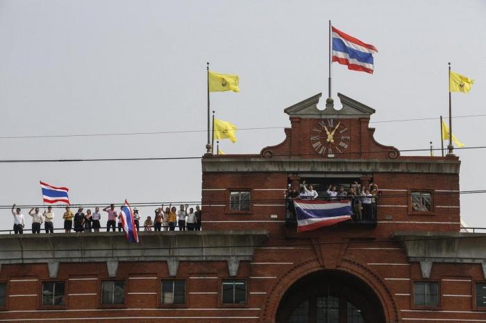 El primer ministro tailandés rocía gel hidroalcohólico a los periodistas