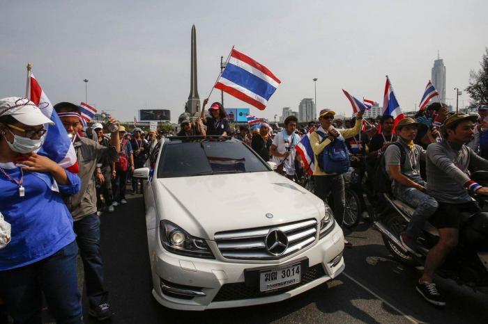 El primer ministro tailandés rocía gel hidroalcohólico a los periodistas